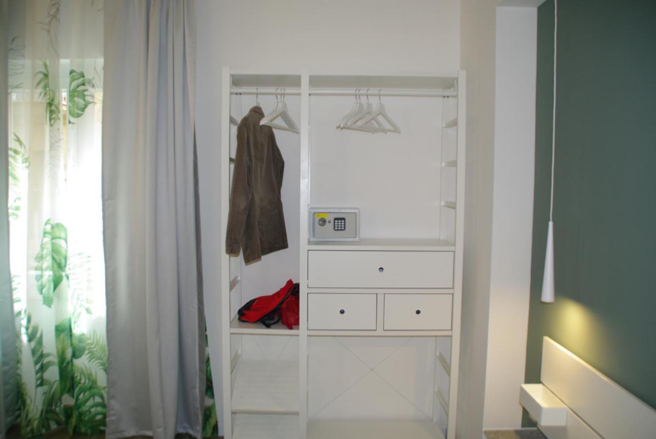 Travel House *
